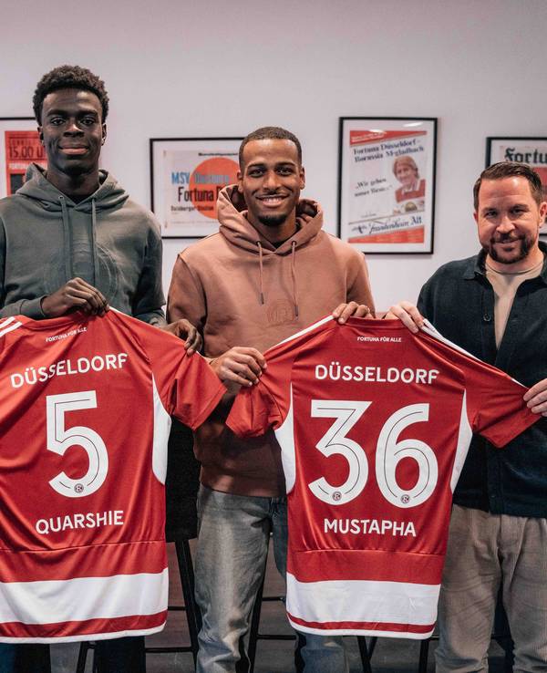 Fortuna Düsseldorfs Sport-Vorstand Klaus Allofs posiert mit den beiden Winter-Zugängen Joshua Quarshie und Marlon Mustapha sowie Sportdirektor Christian Weber.