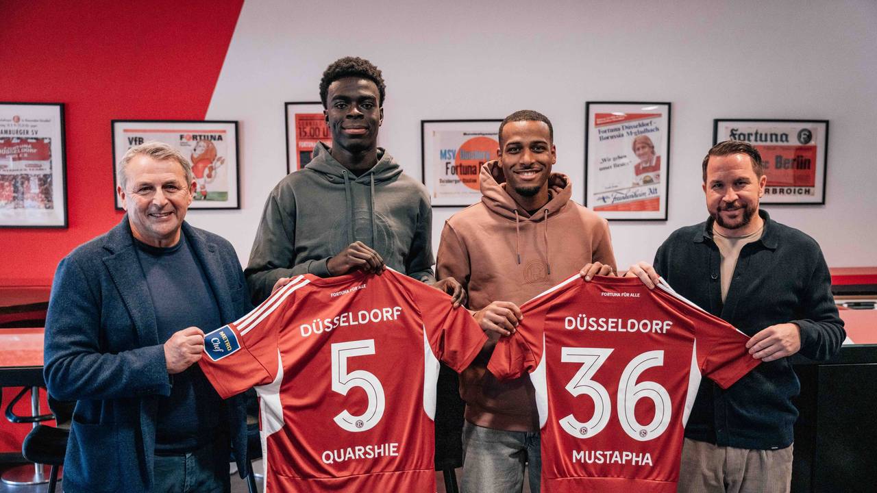 Fortuna Düsseldorfs Sport-Vorstand Klaus Allofs posiert mit den beiden Winter-Zugängen Joshua Quarshie und Marlon Mustapha sowie Sportdirektor Christian Weber.