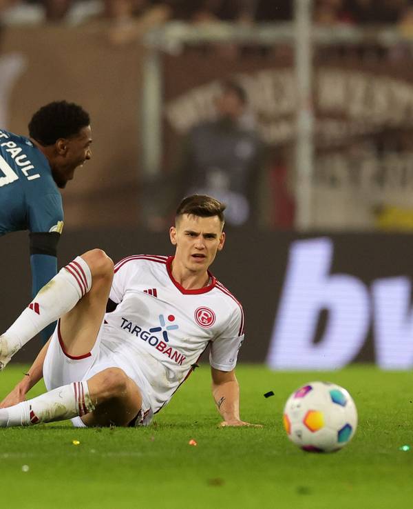 Fortuna Düsseldorfs Yannik Engelhardt foult St. Paulis Oladapo Afolayan.