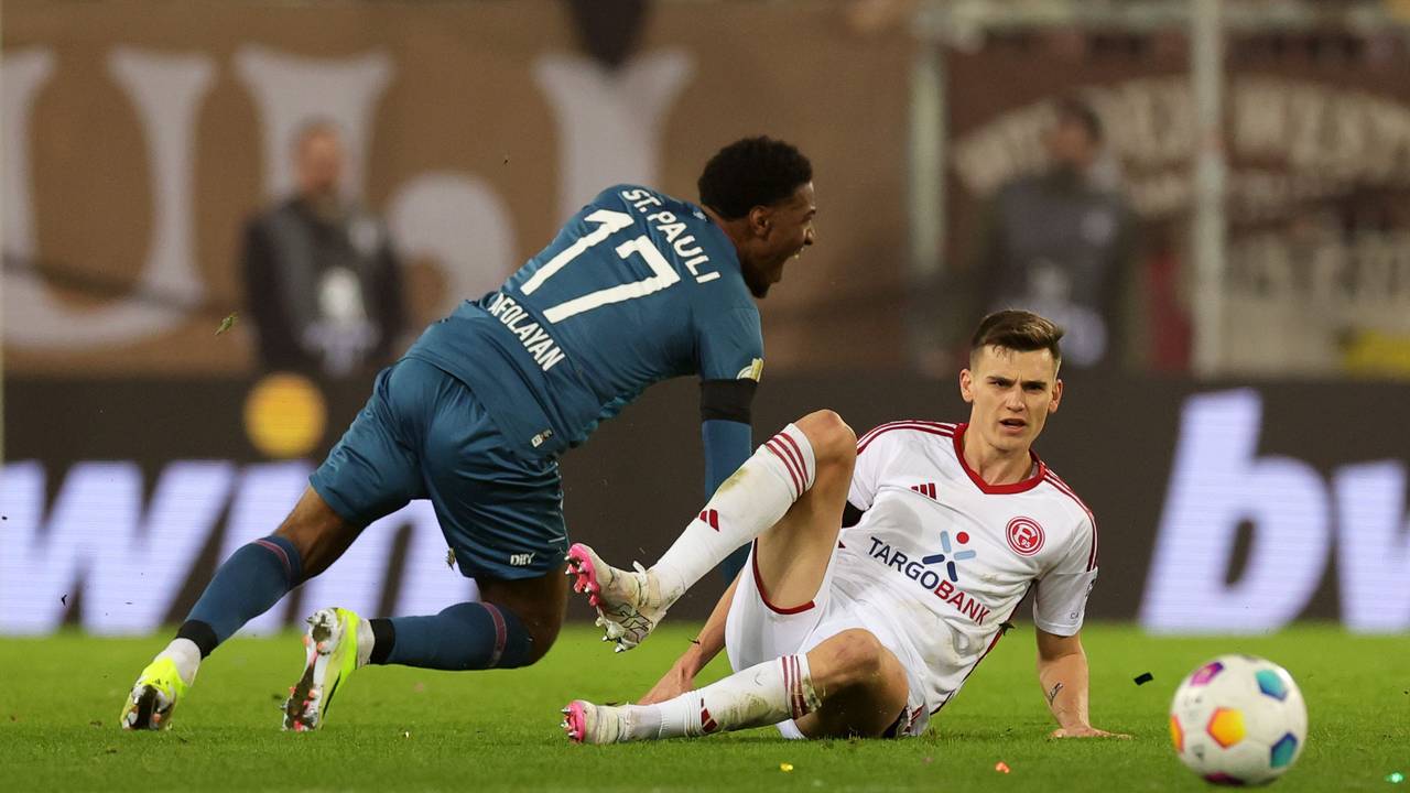 Fortuna Düsseldorfs Yannik Engelhardt foult St. Paulis Oladapo Afolayan.