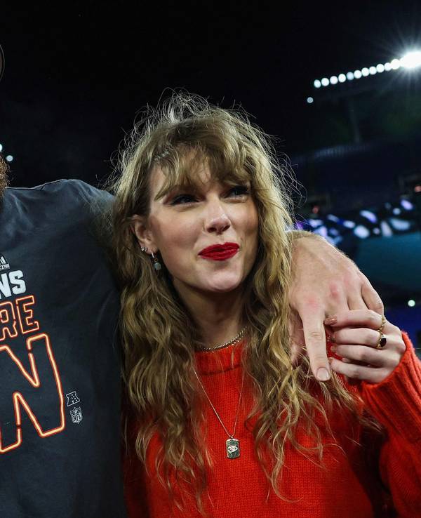 Travis Kelce und Taylor Swift stehen Arm in Arm in Baltimore und feiern den Super-Bowl-Einzug der Kansas City Chiefs.