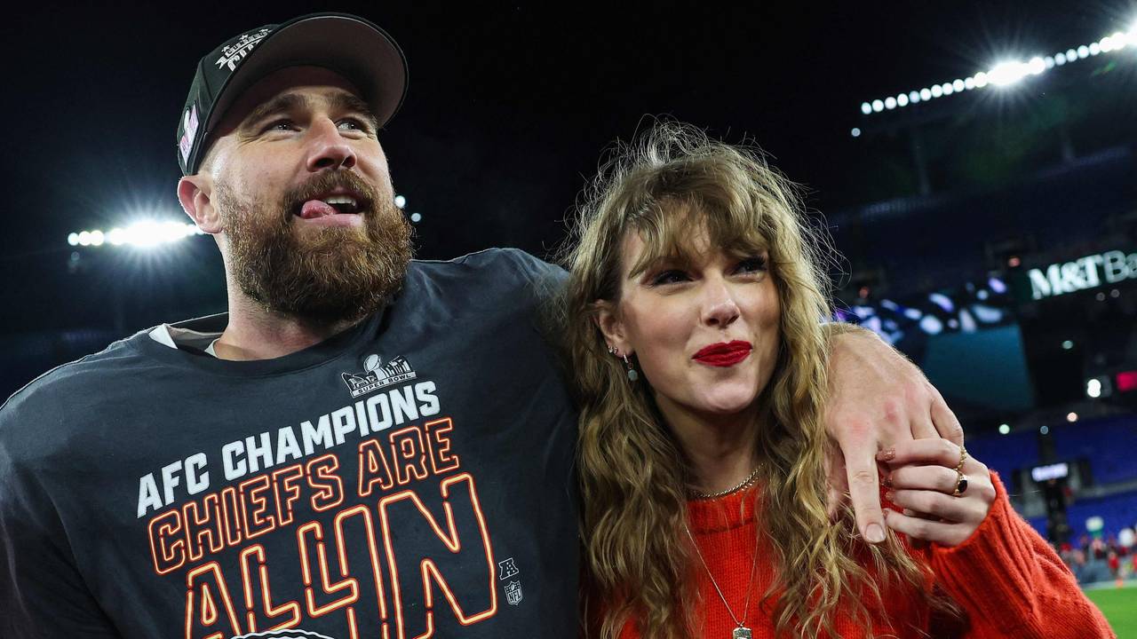 Travis Kelce und Taylor Swift stehen Arm in Arm in Baltimore und feiern den Super-Bowl-Einzug der Kansas City Chiefs.