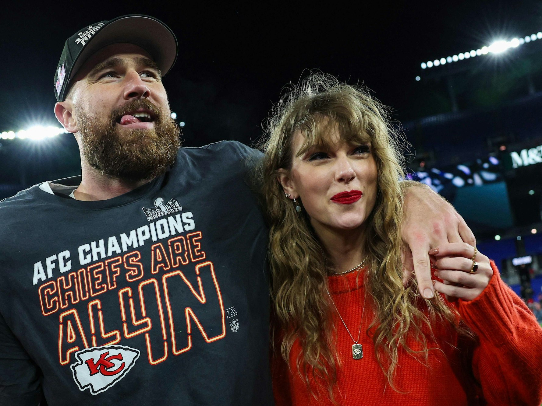 Travis Kelce und Taylor Swift stehen Arm in Arm in Baltimore und feiern den Super-Bowl-Einzug der Kansas City Chiefs.