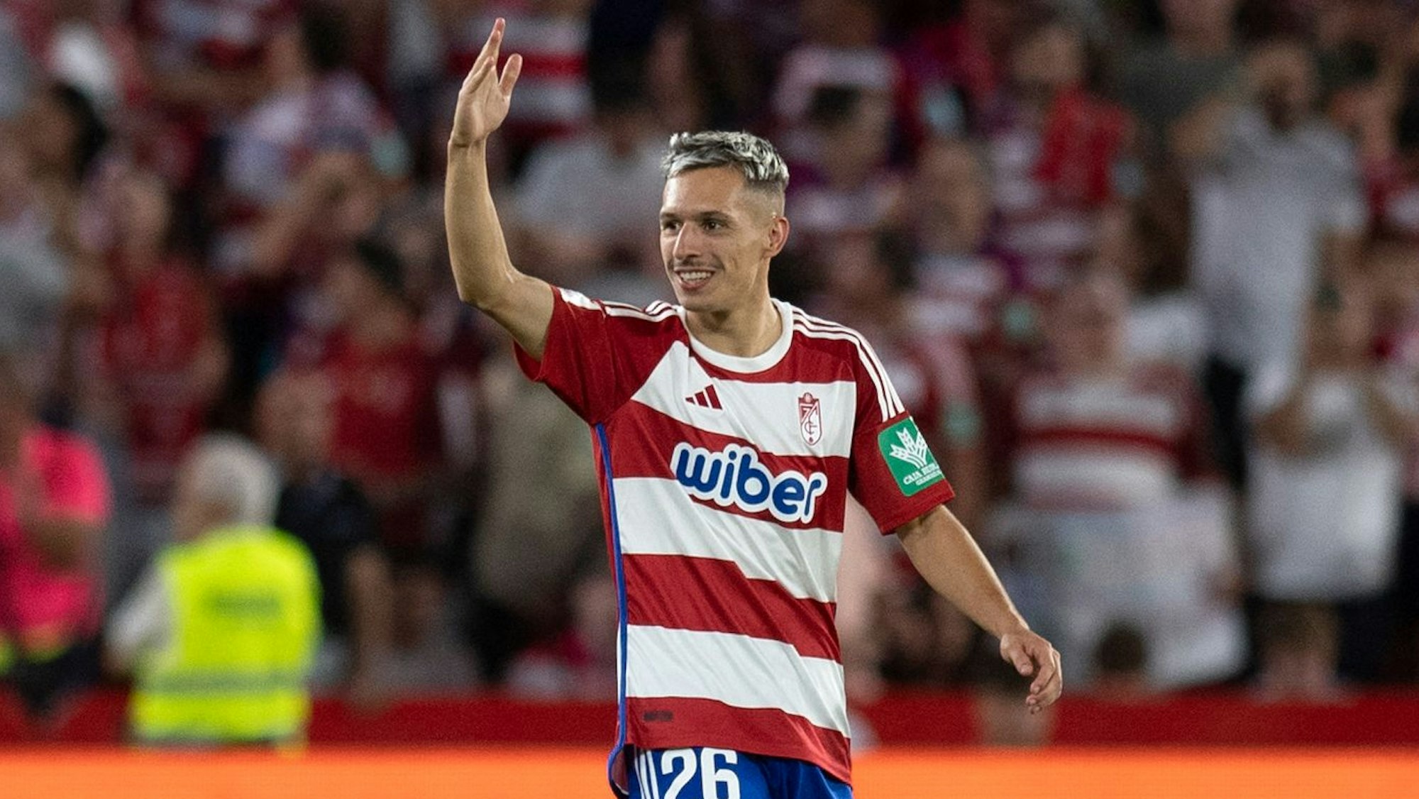 Bryan Zaragoza jubelt im Trikot des FC Granada.