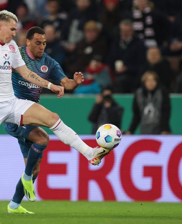 Fortuna Düsseldorfs Felix Klaus im Zweikampf mit St. Paulis Oladapo Afolayan.
