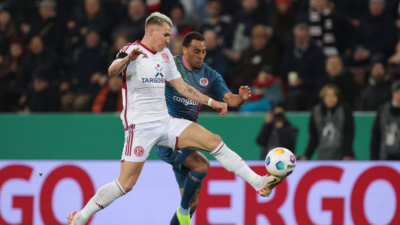 Fortuna Düsseldorfs Felix Klaus im Zweikampf mit St. Paulis Oladapo Afolayan.