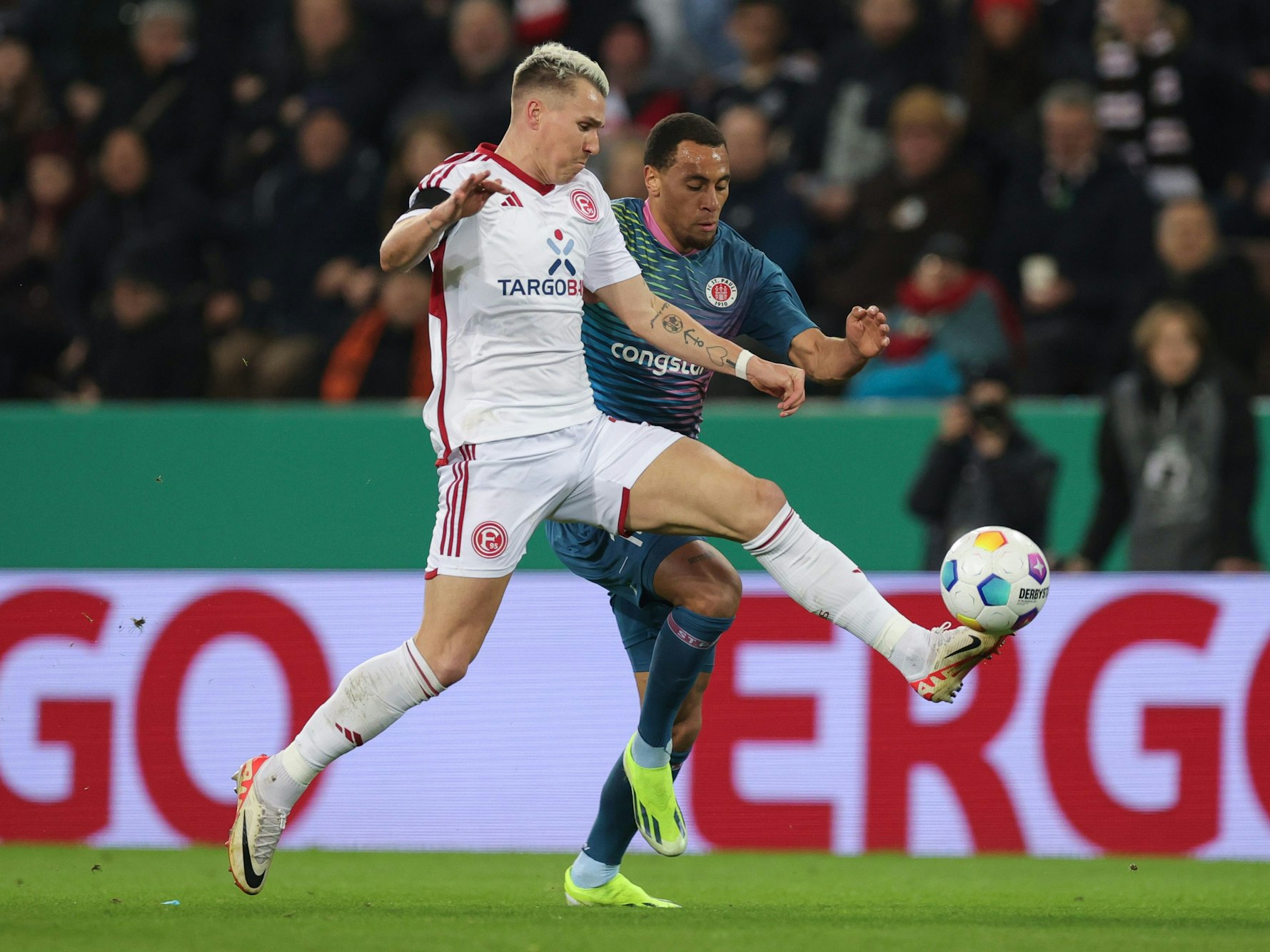 Fortuna Düsseldorfs Felix Klaus im Zweikampf mit St. Paulis Oladapo Afolayan.