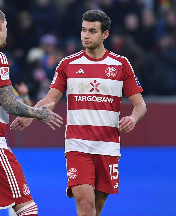 Fortuna Düsseldorfs Tim Oberdorf klatscht mit Teamkollege Jordy de Wijs ab.