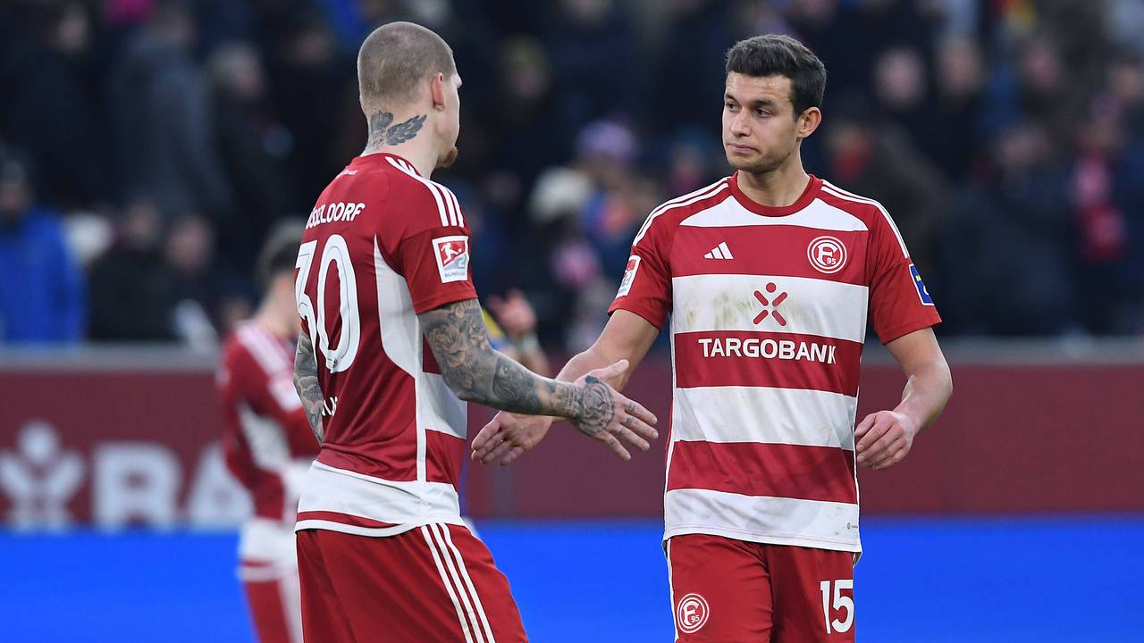 Fortuna Düsseldorfs Tim Oberdorf klatscht mit Teamkollege Jordy de Wijs ab.