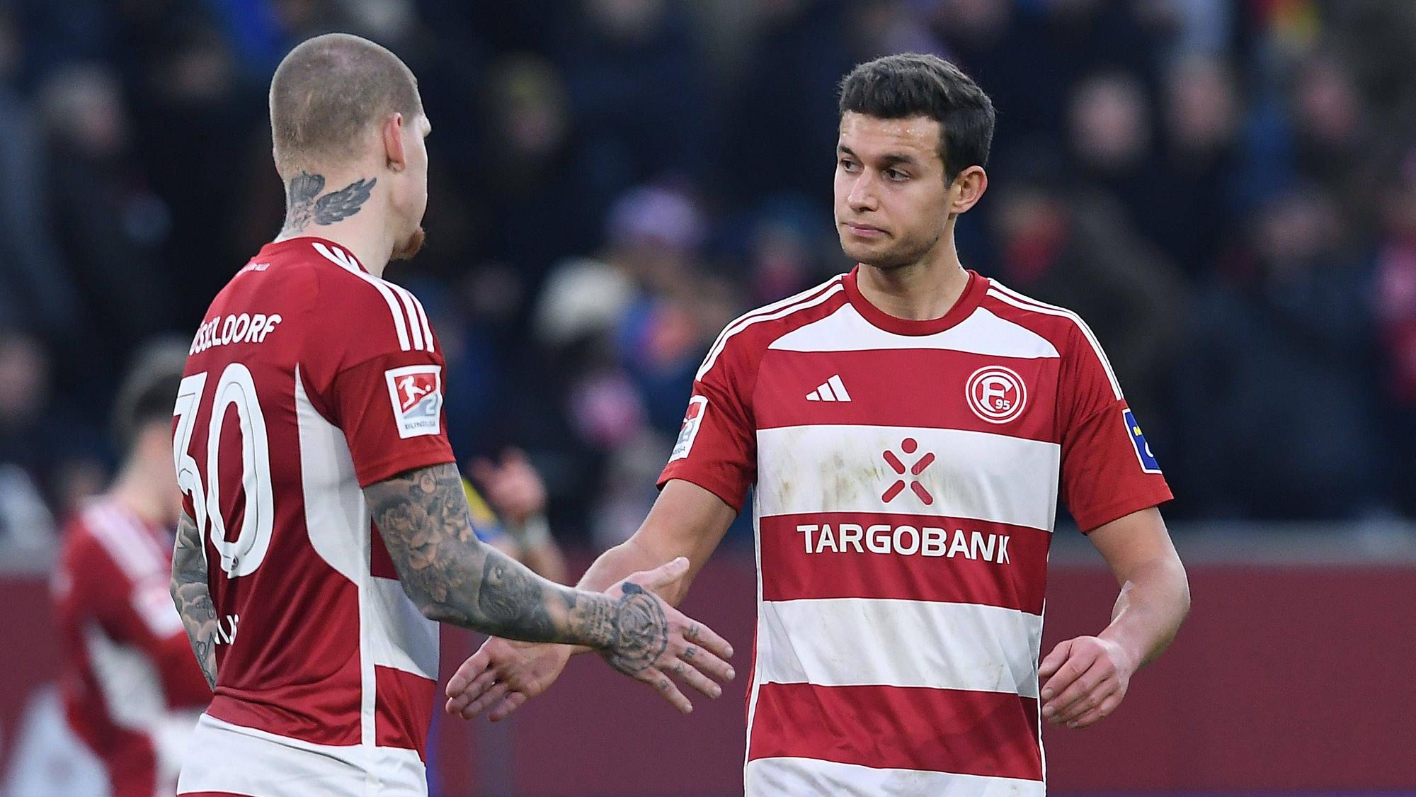 Fortuna Düsseldorfs Tim Oberdorf klatscht mit Teamkollege Jordy de Wijs ab.