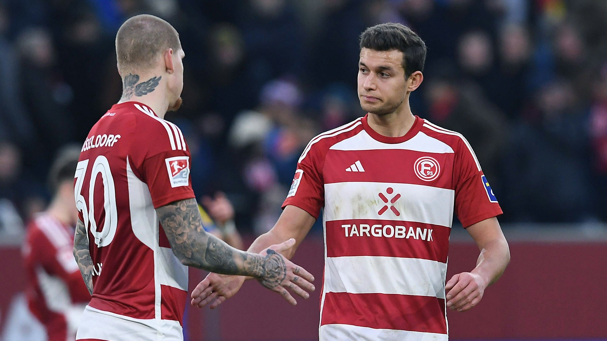 Fortuna Düsseldorfs Tim Oberdorf klatscht mit Teamkollege Jordy de Wijs ab.