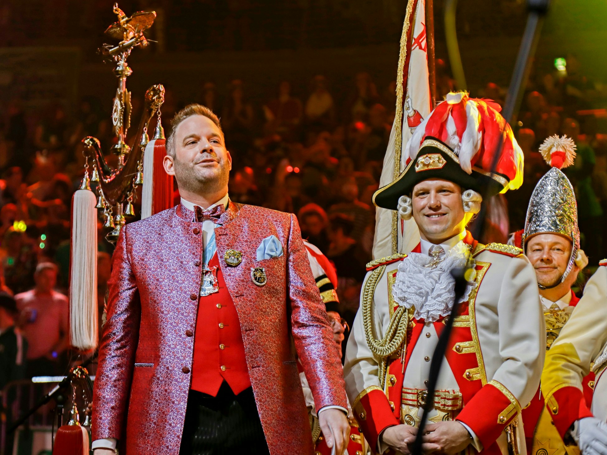 Moderator Ken Reise auf der Bühne.