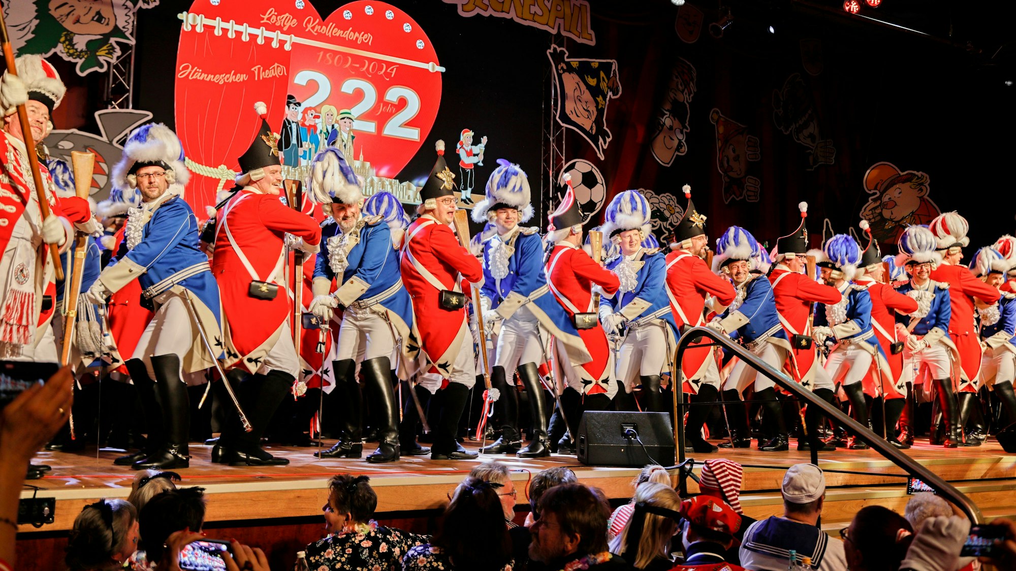 Die Roten und Blauen Funken gemeinsam auf der Bühne.