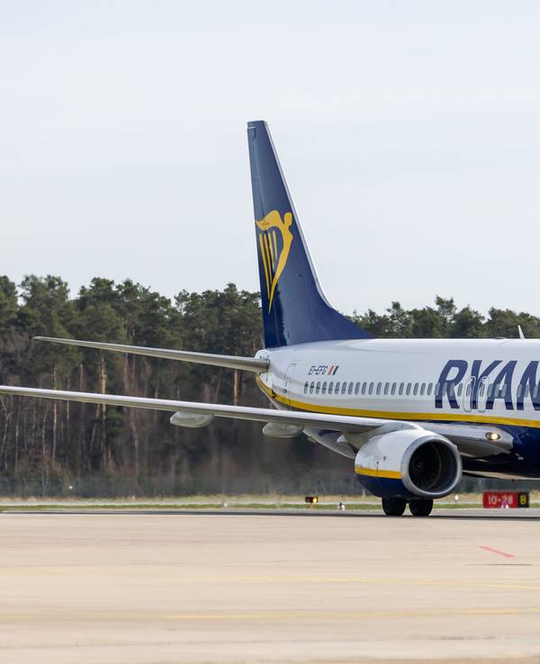 Ein Linienflugzeug der Fluggesellschaft Ryanair rollt am Albrecht Dürer Airport Nürnberg über die Landebahn. Am Vormittag wurde offiziell die Ryanair-Basis in Nürnberg eröffnet. +++ dpa-Bildfunk +++