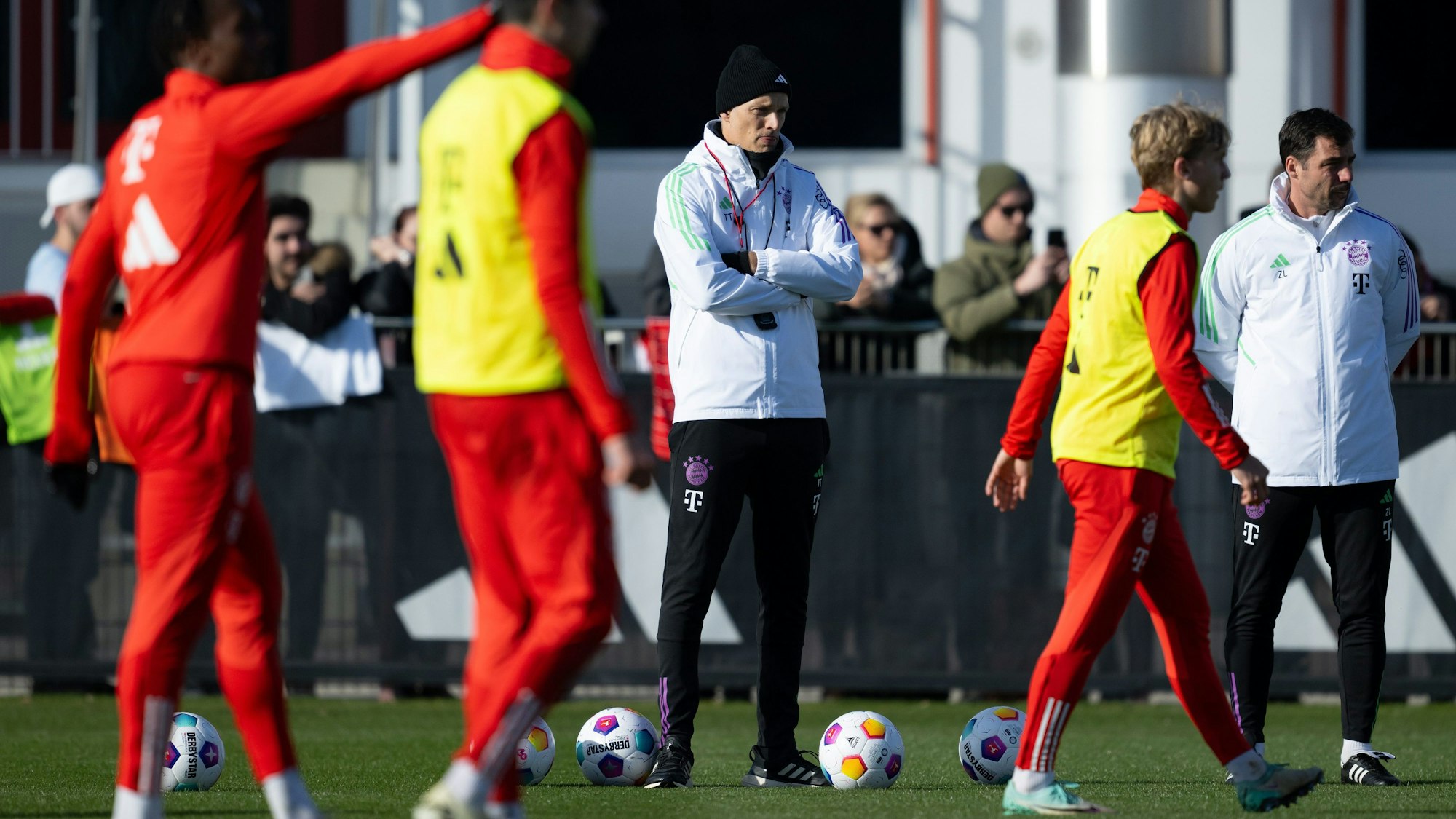 Thomas Tuchel steht beim FC Bayern München mit verschränkten Armen auf dem Trainingsplatz.