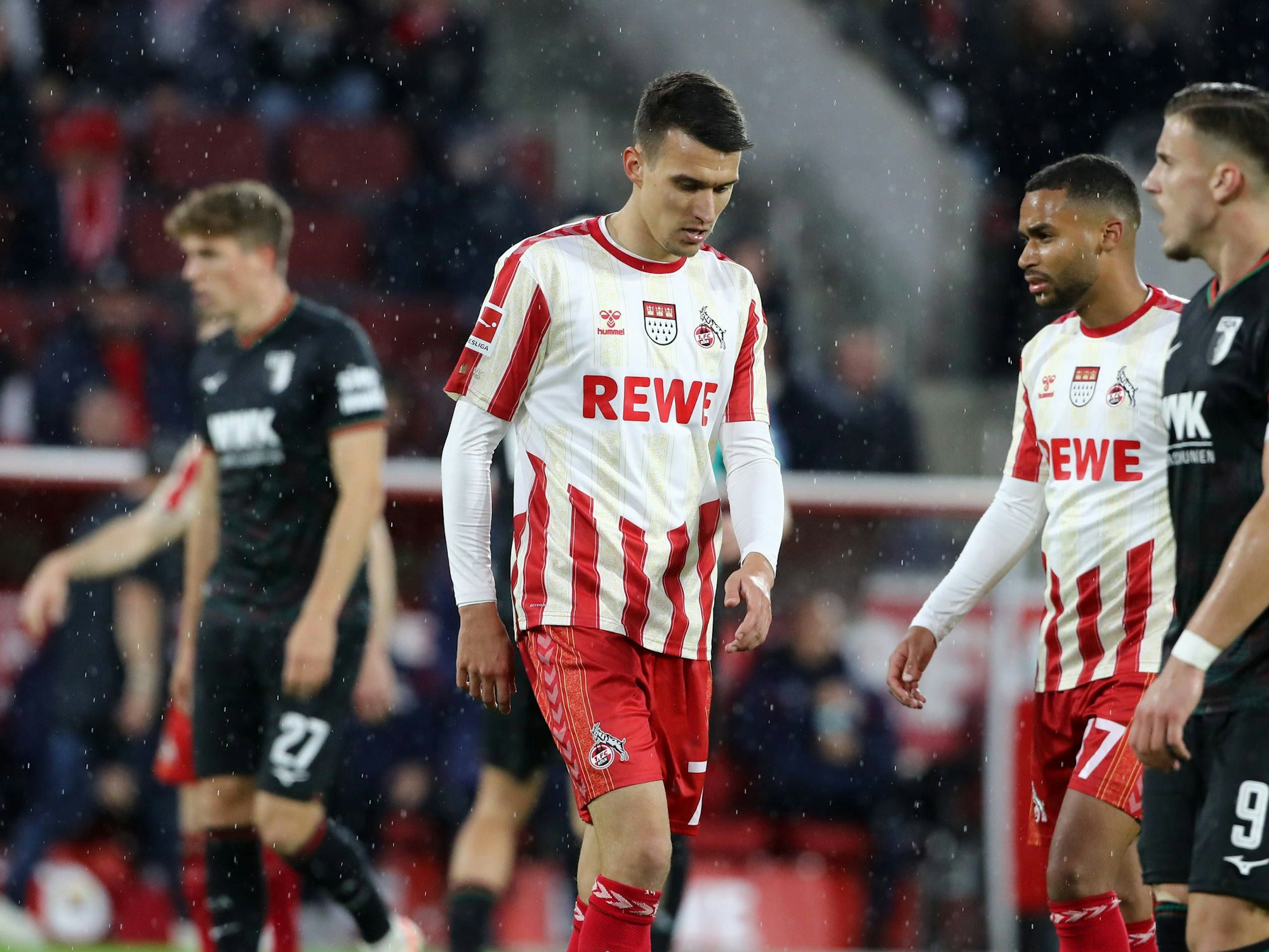 Dejan Ljubicic mit gesenktem Kopf im Karnevalstrikot auf dem Platz.