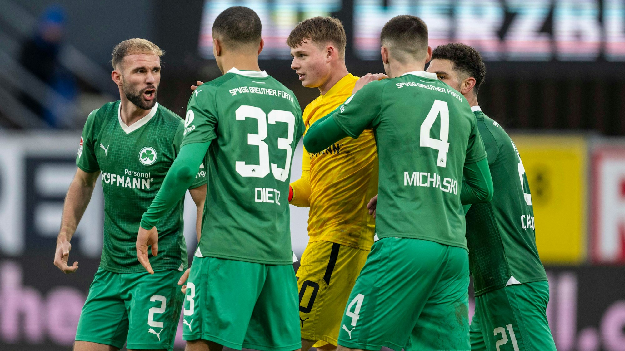 Die Spieler von Greuther Fürth feiern ihren Torhüter Jonas Urbig.
