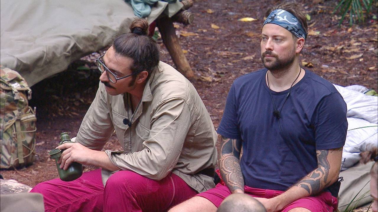 Fabio Knez und Felix von Jascheroff im Dschungelcamp 2024.