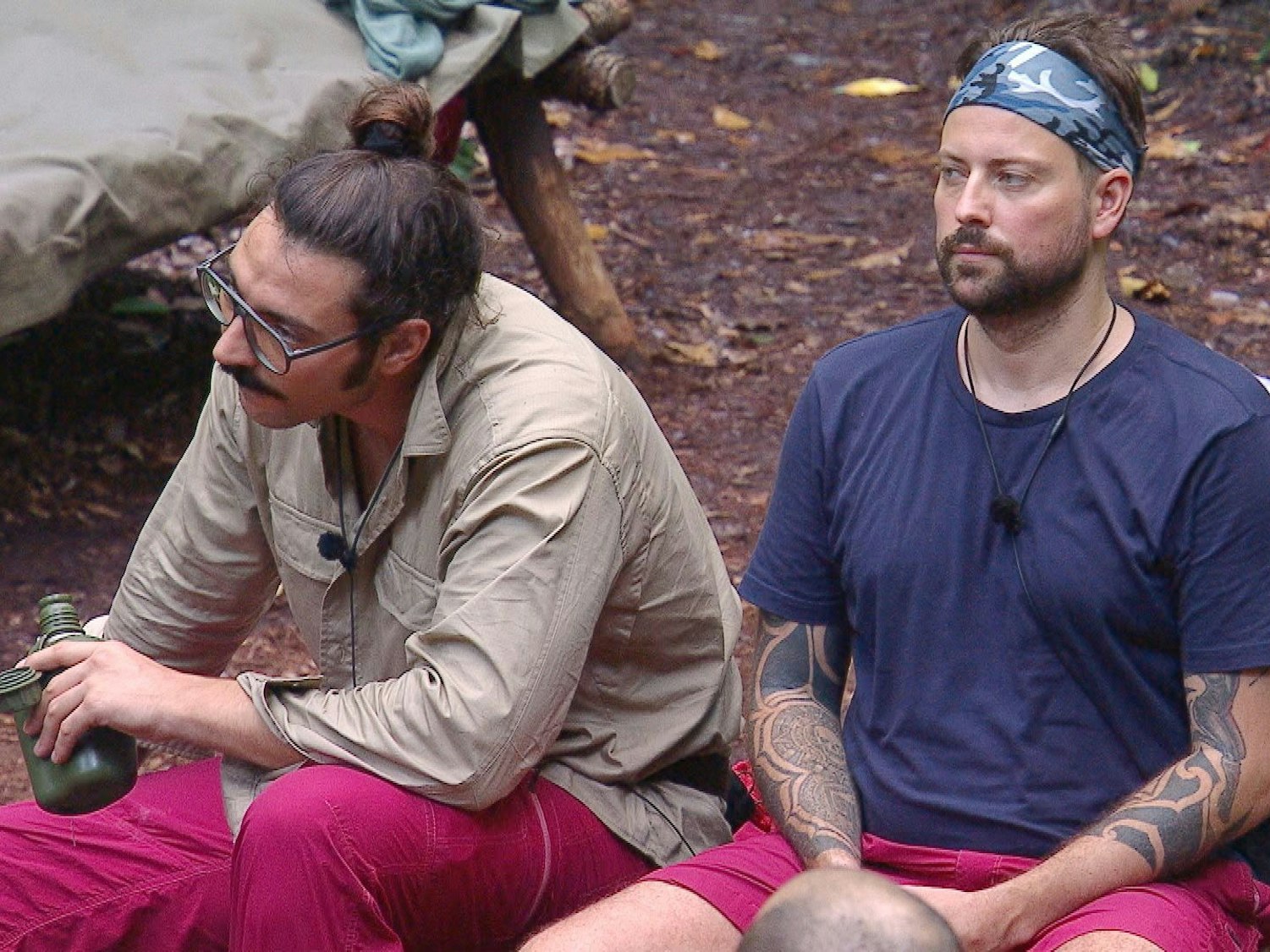 Fabio Knez und Felix von Jascheroff im Dschungelcamp 2024.
