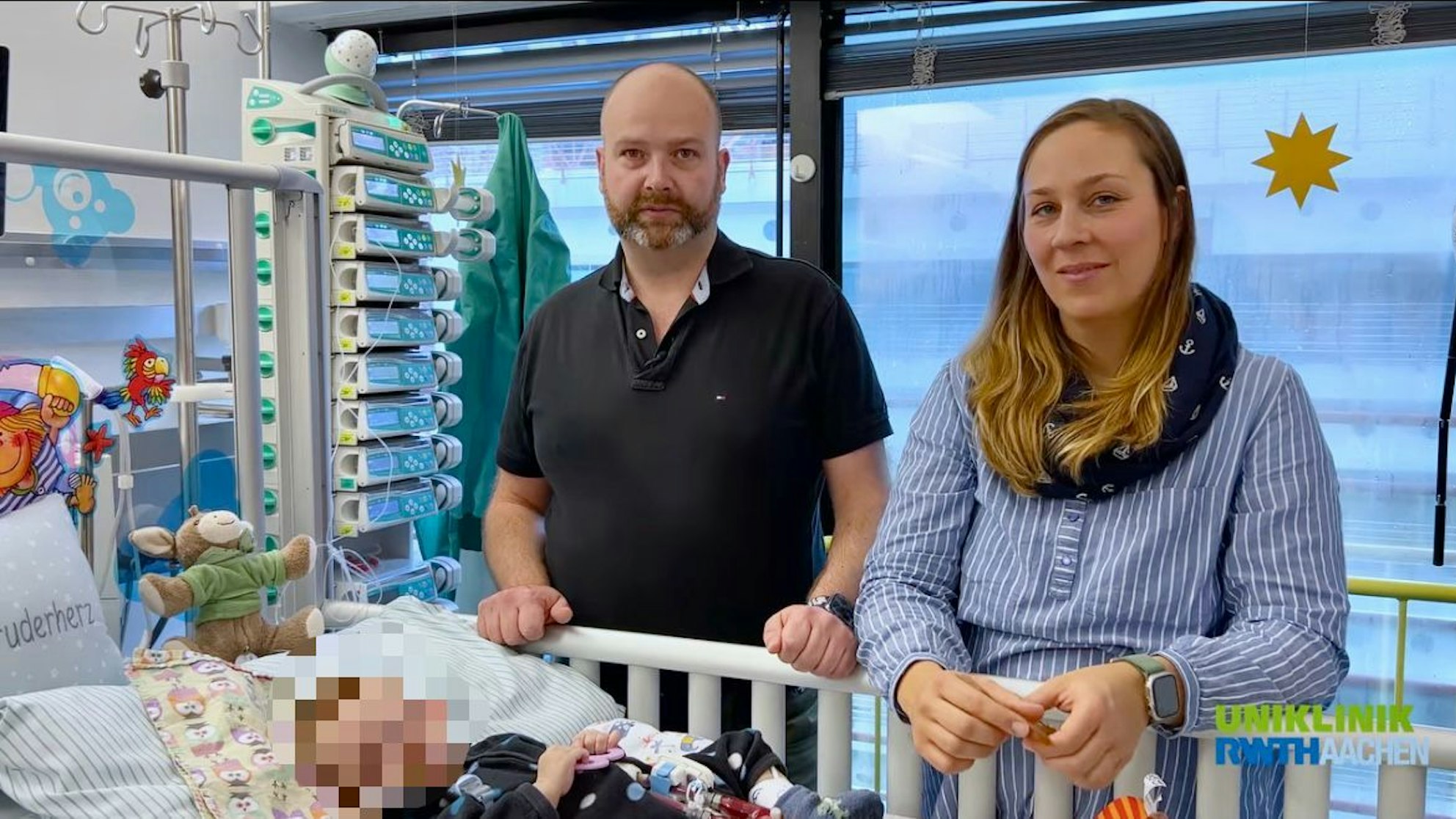 Sarah und Christian Kreutz stehen am Krankenbett ihres Sohnes Theo.