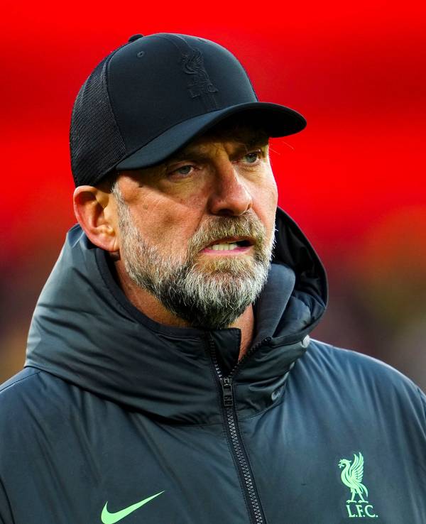 Liverpool-Trainer Jürgen Klopp schaut seinen Spielern beim Aufwärmen vor Beginn eines Fußballspiels zu.