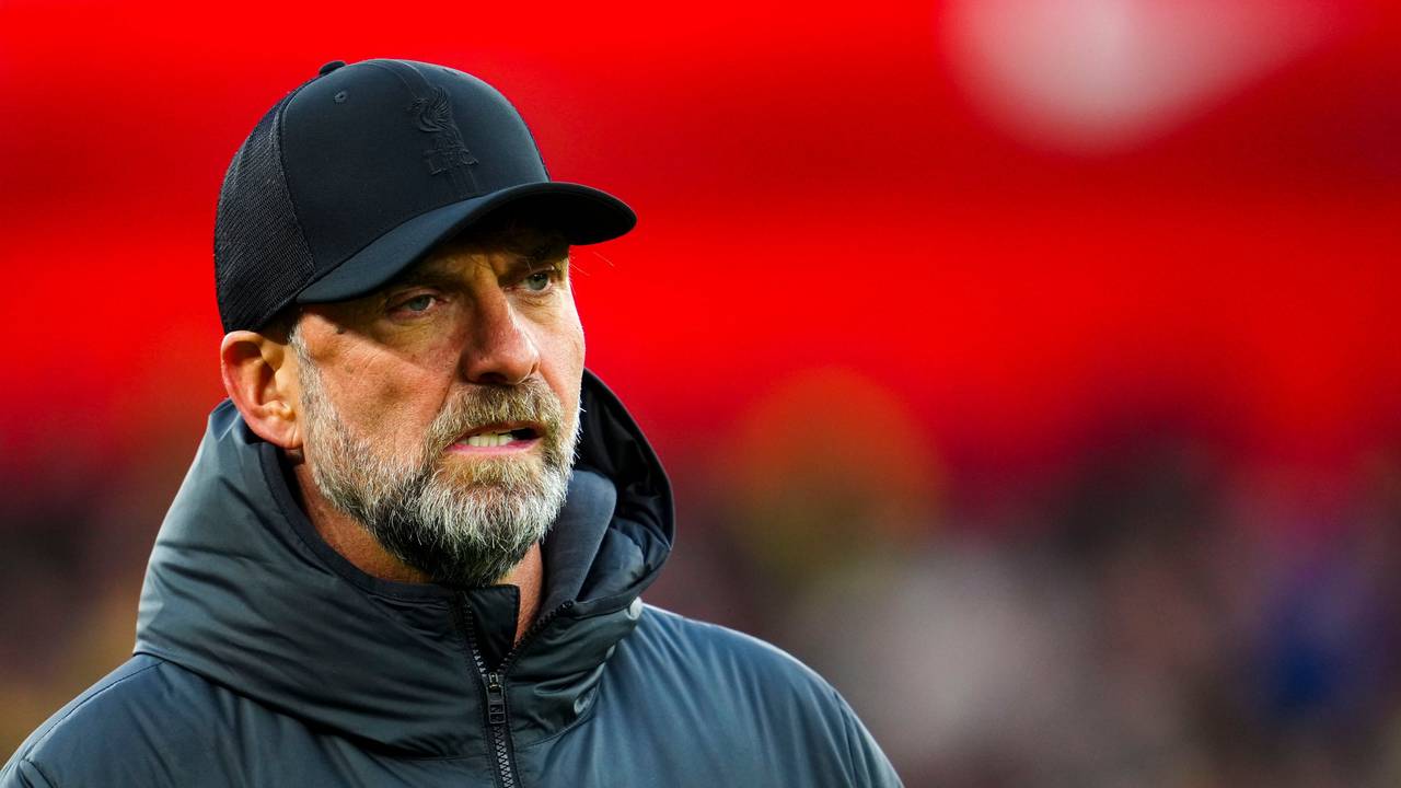 Liverpool-Trainer Jürgen Klopp schaut seinen Spielern beim Aufwärmen vor Beginn eines Fußballspiels zu.