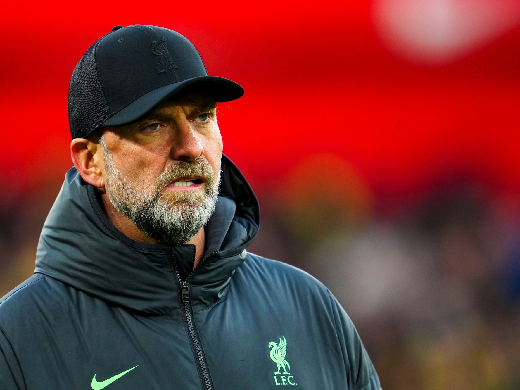 Liverpool-Trainer Jürgen Klopp schaut seinen Spielern beim Aufwärmen vor Beginn eines Fußballspiels zu.