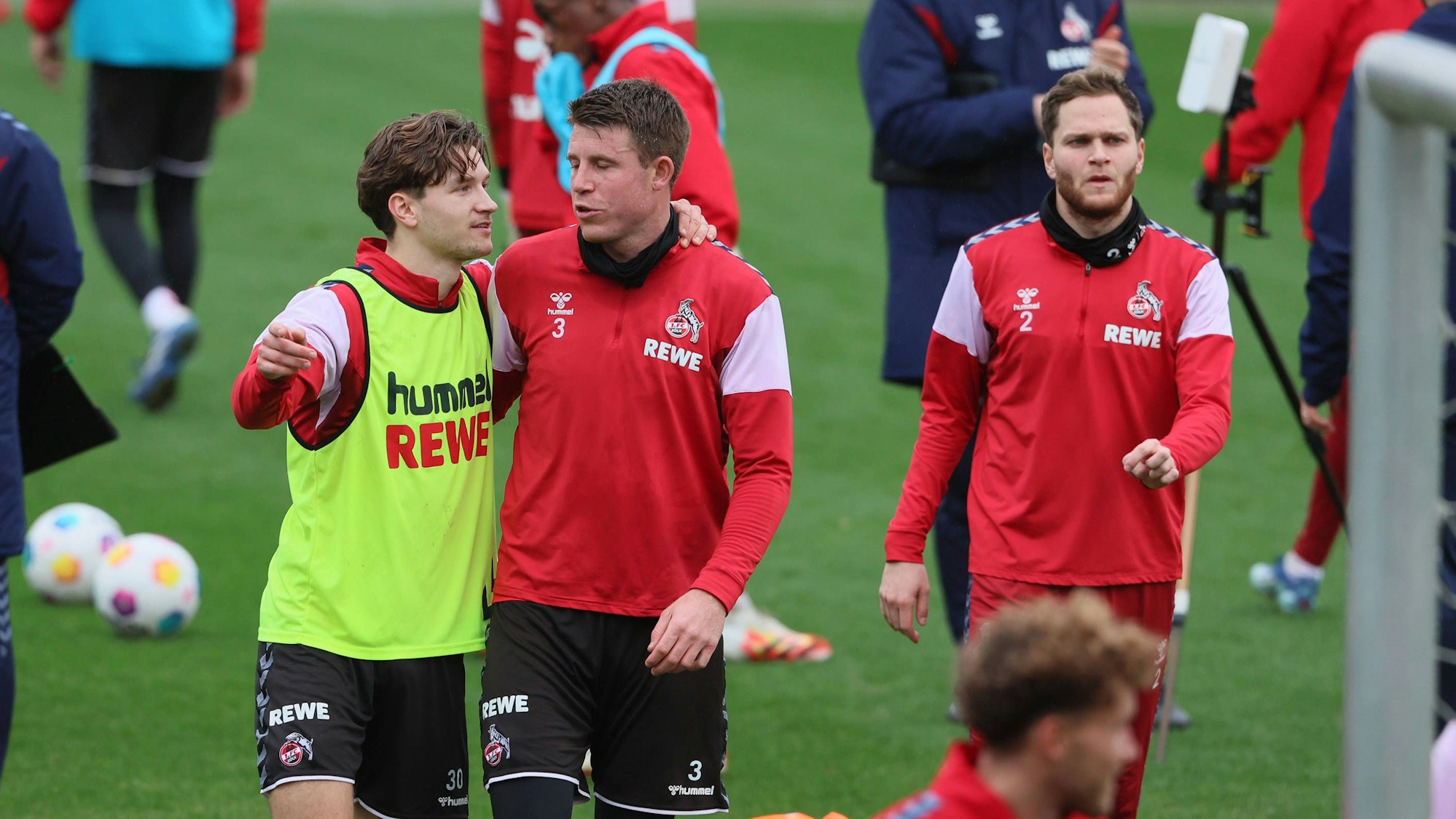Noah Katterbach (l.), hier am 4. Januar 2024 mit Dominique Heintz und Benno Schmitz, wird des 1. FC Köln verlassen.