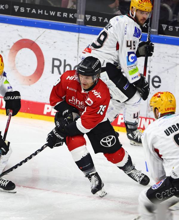 Ziga Jeglic (l.) und Frederik Storm (r.) im Zweikampf um den Puck.