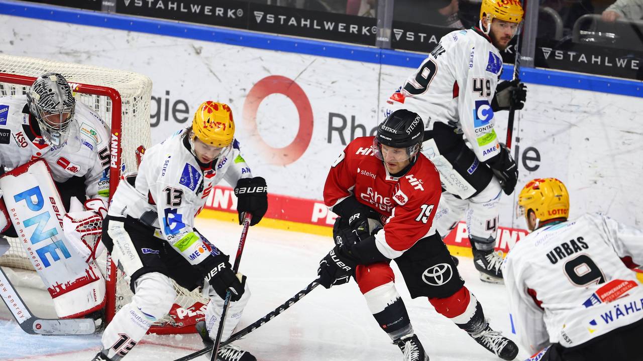 Ziga Jeglic (l.) und Frederik Storm (r.) im Zweikampf um den Puck.