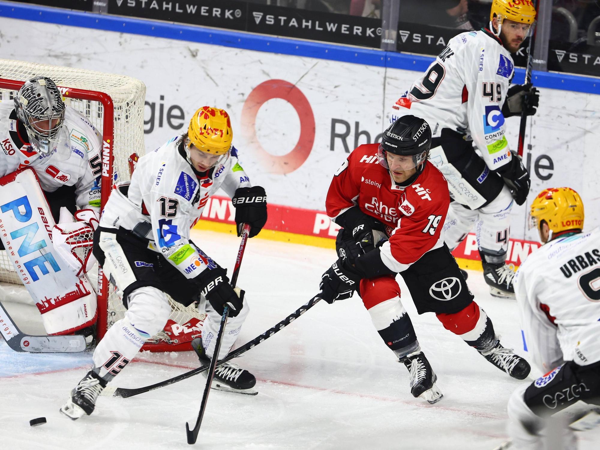 Ziga Jeglic (l.) und Frederik Storm (r.) im Zweikampf um den Puck.