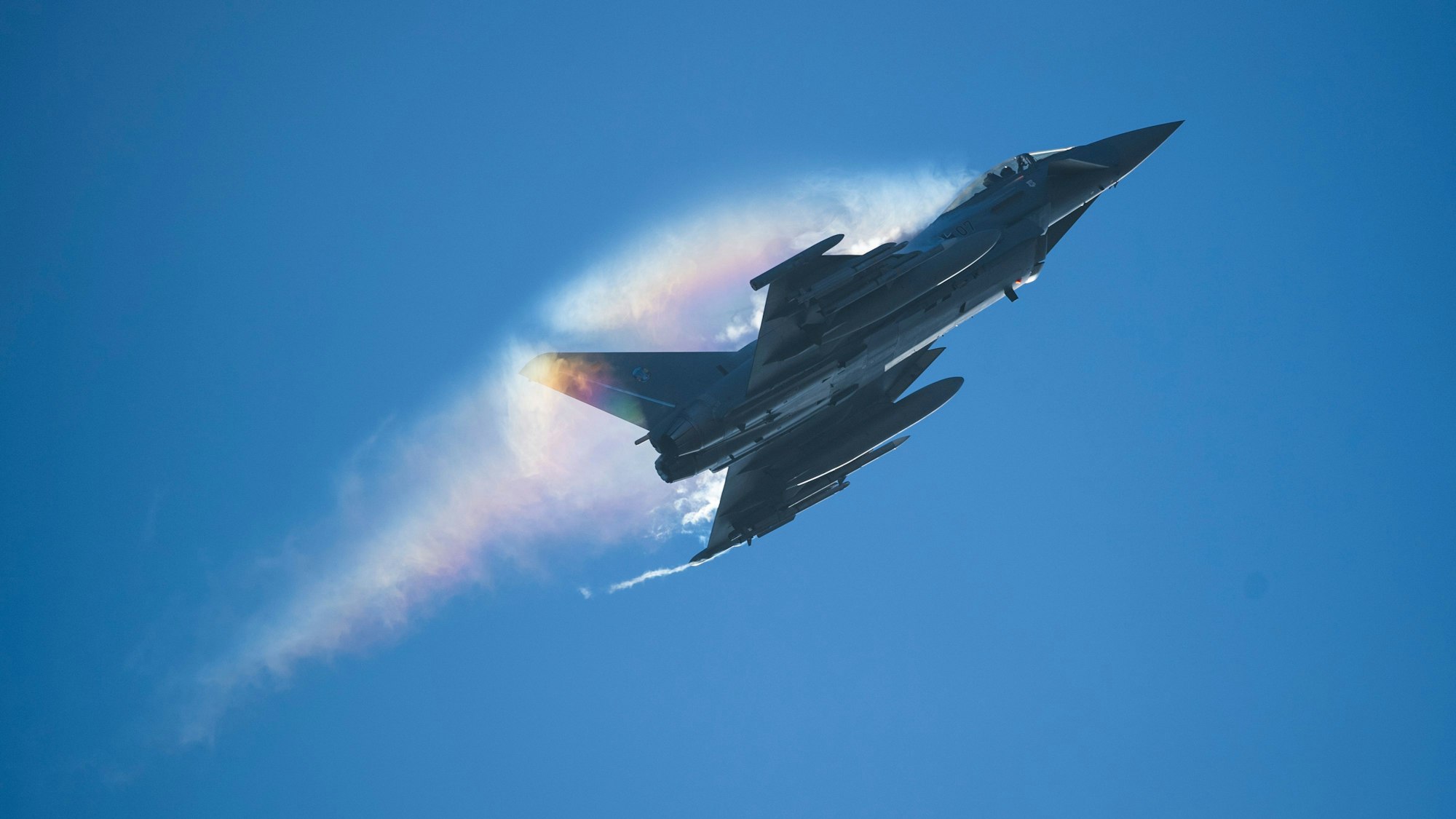 Ein Kampfflugzeug vom Typ Eurofighter Typhoon der Luftwaffe fliegt über der Ämari Airbase in Estland (Archivbild 2022).