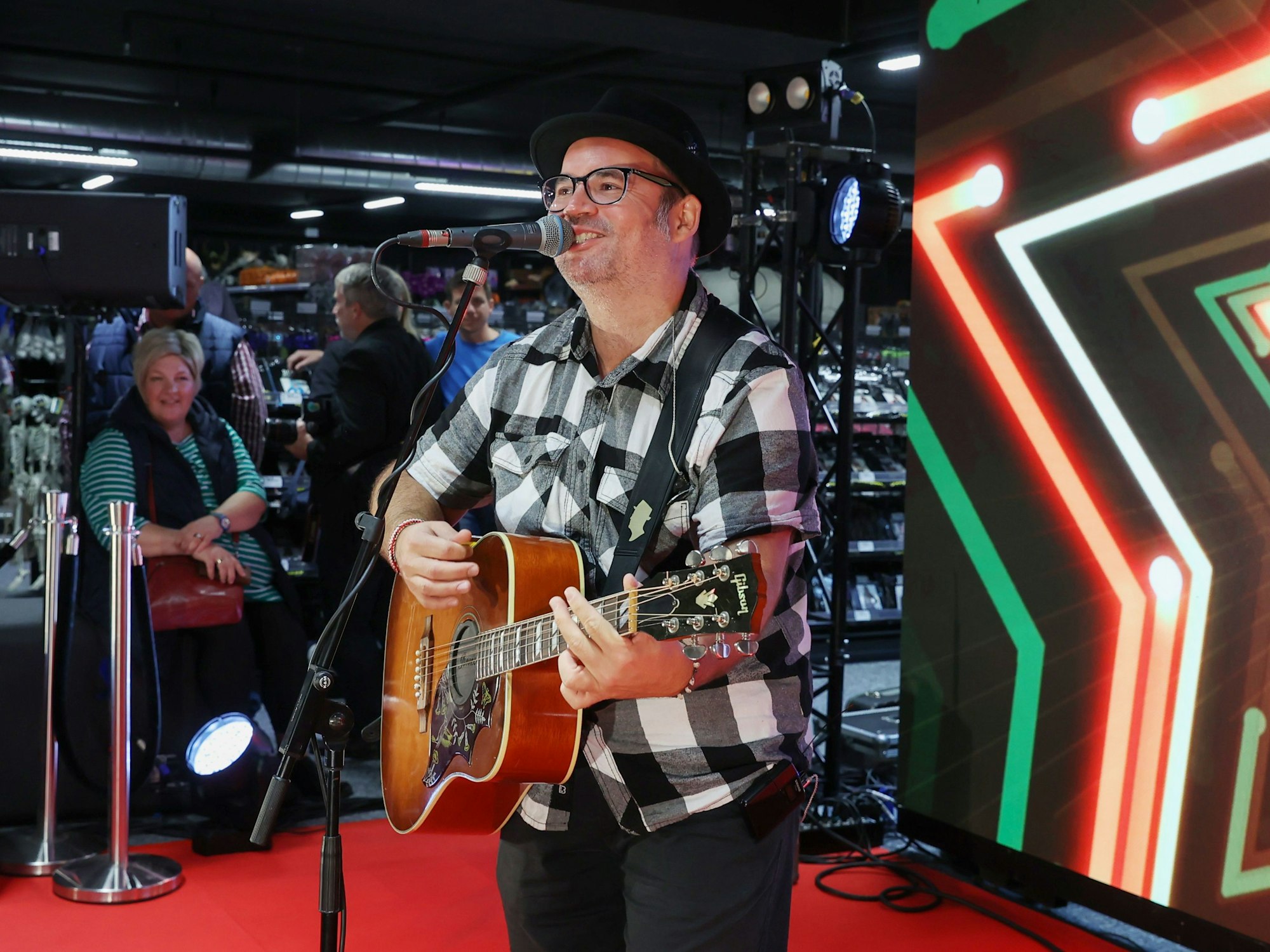 Björn Heuser
steht auf der Bühne.