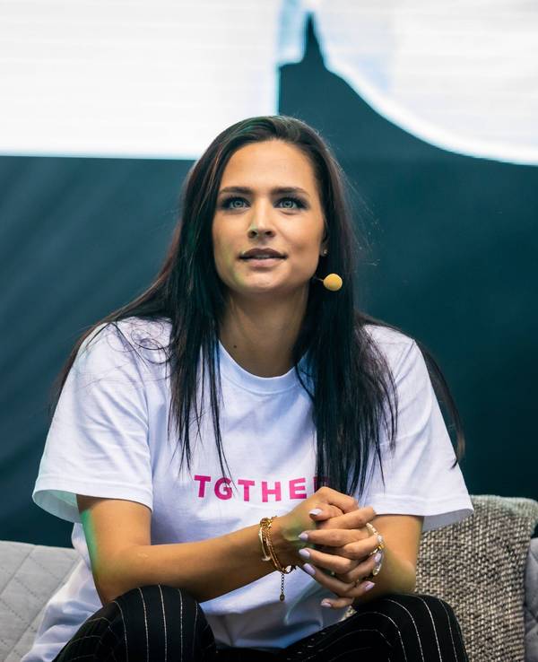 Amira Pocher bei einem Live Auftritt mit dem Programm Die Pochers Hier beim BonnLive Kulturgarten in der Rheinaue Bonn, 09.08.2020