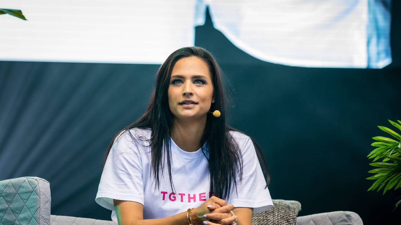 Amira Pocher bei einem Live Auftritt mit dem Programm Die Pochers Hier beim BonnLive Kulturgarten in der Rheinaue Bonn, 09.08.2020