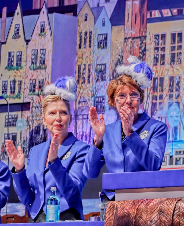 Bettina Böttinger im Elferrat der Blauen Funken.