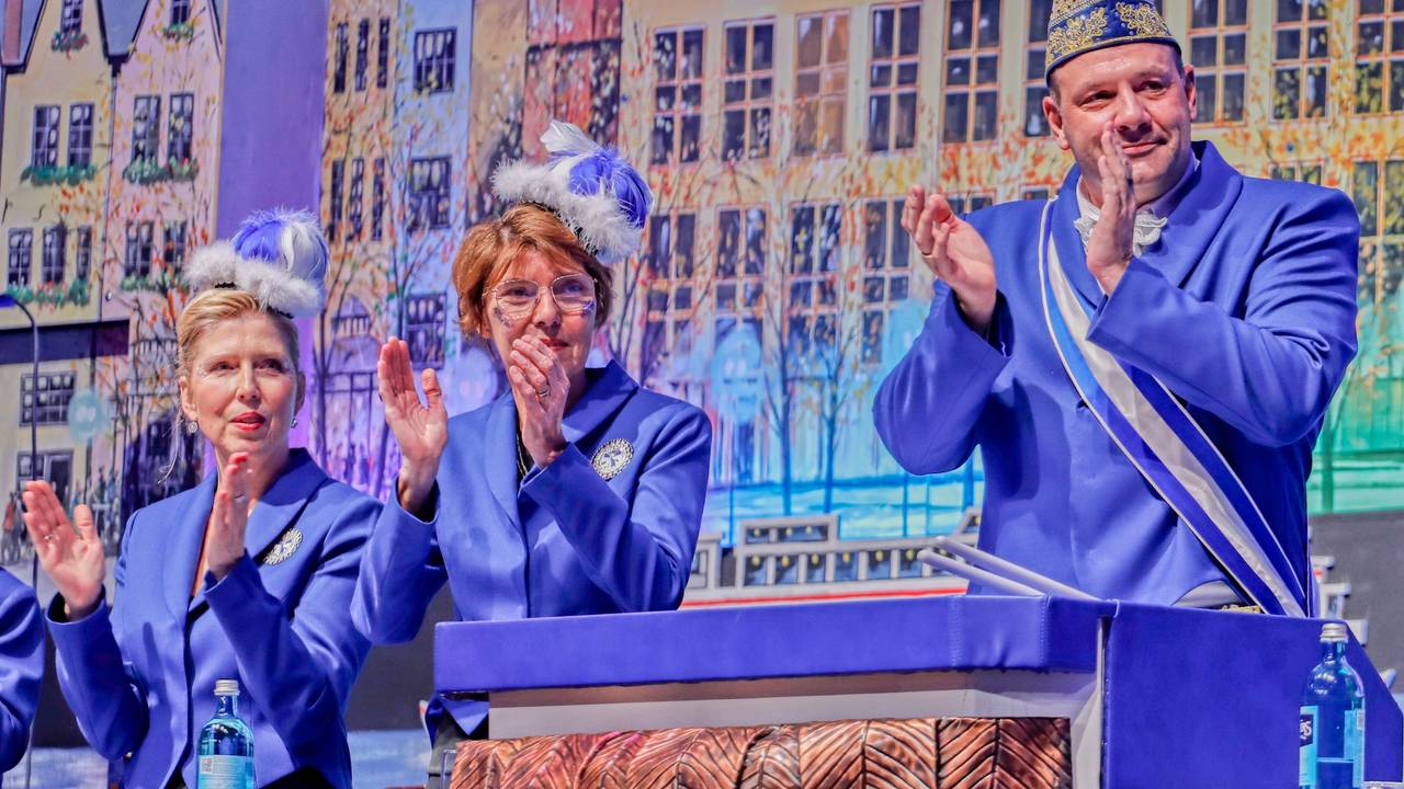 Bettina Böttinger im Elferrat der Blauen Funken.