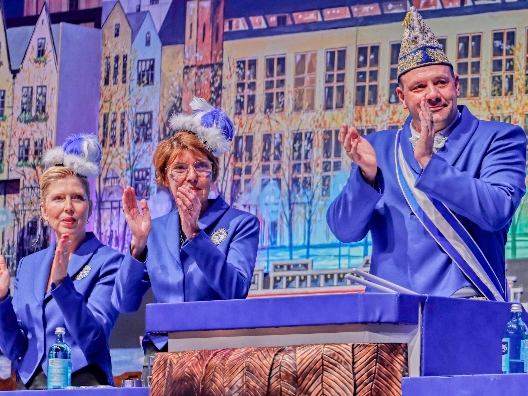 Bettina Böttinger im Elferrat der Blauen Funken.