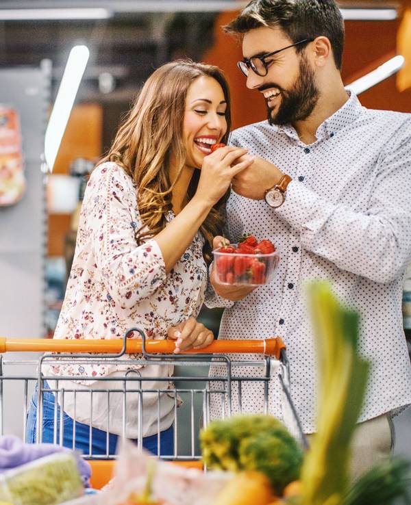 Ein Paar ist im Supermarkt einkaufen.