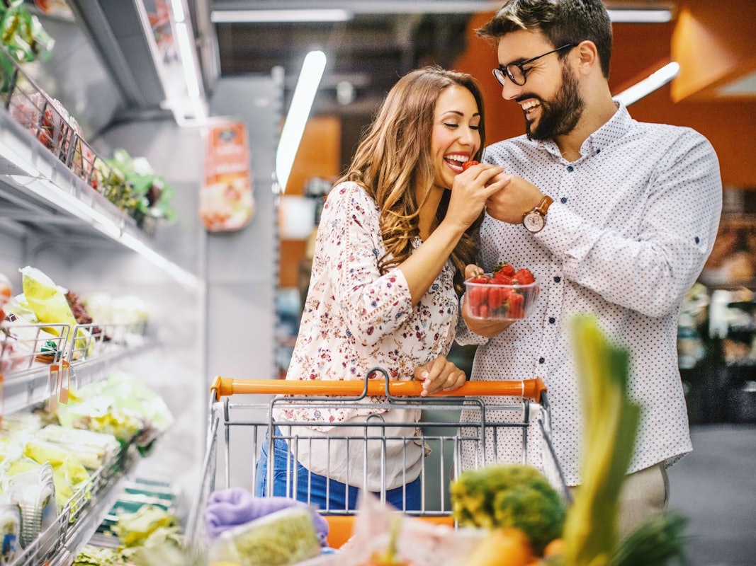 Ein Paar ist im Supermarkt einkaufen.