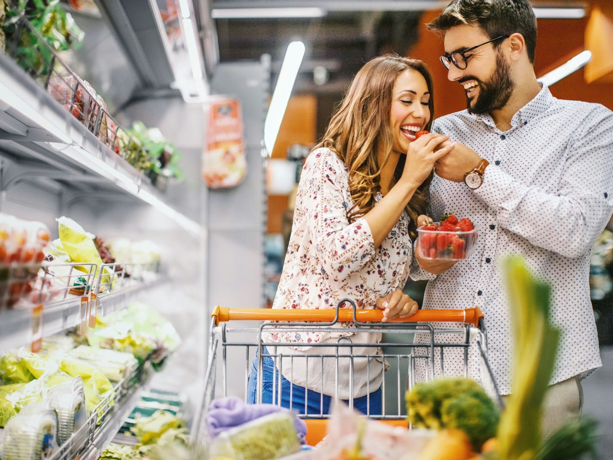 Ein Paar ist im Supermarkt einkaufen.