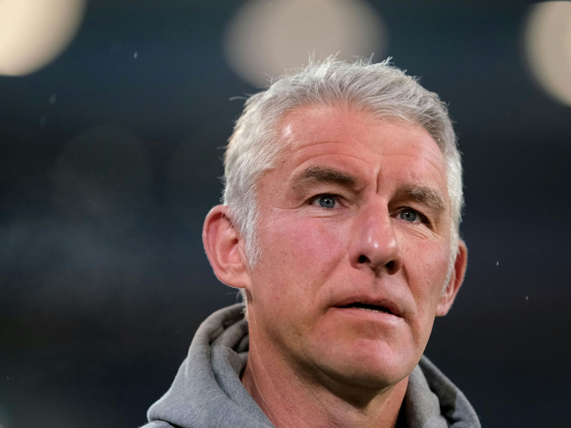 Hannovers damaliger Trainer Mirko Slomka ist vor dem Spiel in der Arena.