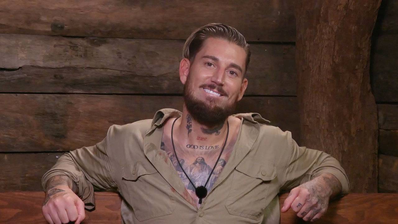 Mike Heiter sitzt an Tag 13 von „Ich bin ein Star - holt mich hier raus“ im Dschungeltelefon.