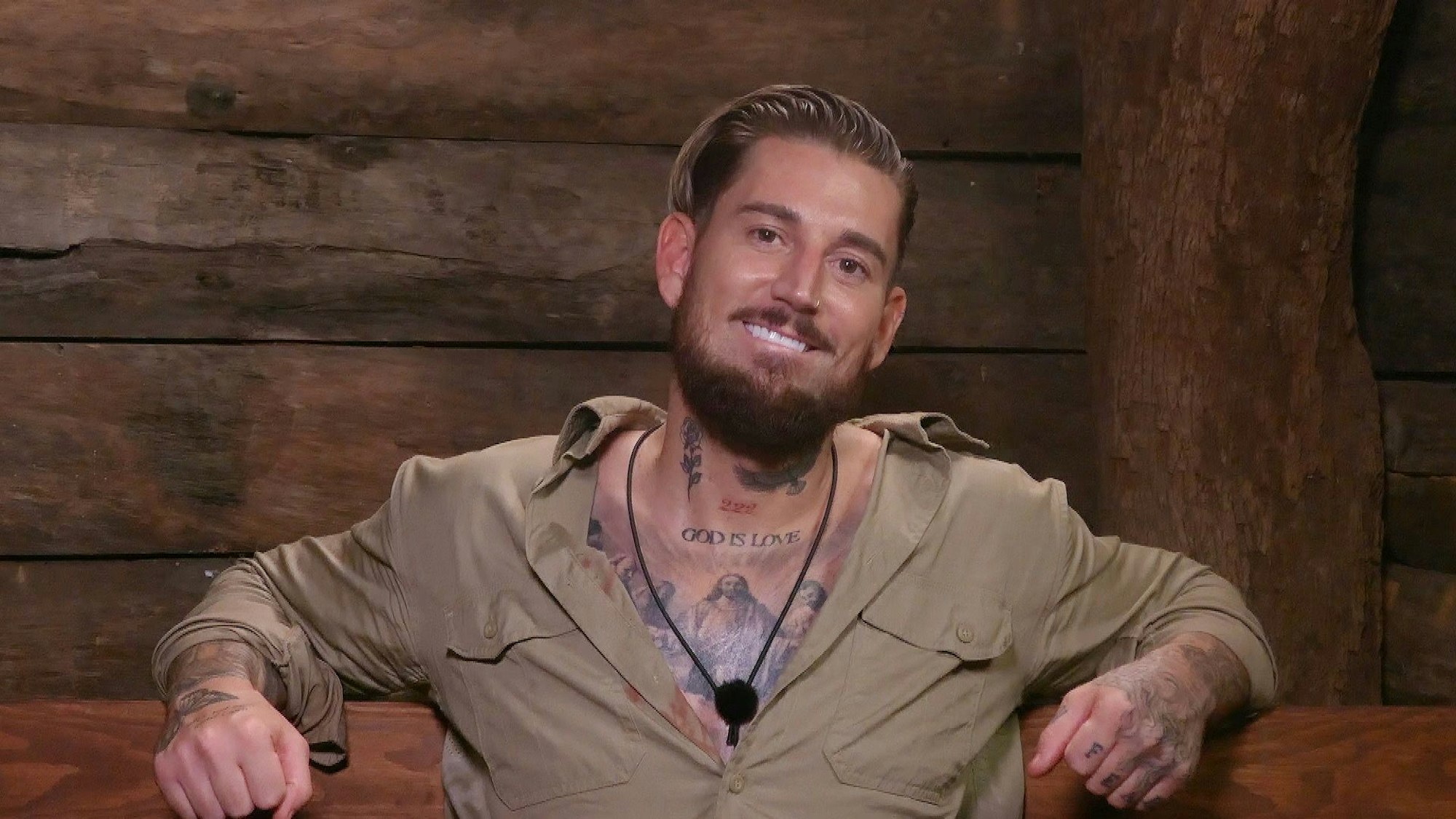 Mike Heiter sitzt an Tag 13 von „Ich bin ein Star - holt mich hier raus“ im Dschungeltelefon.