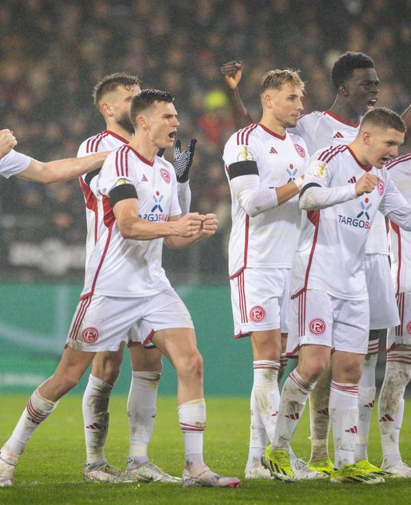 Die Mannschaft von Fortuna Düsseldorf jubelt.