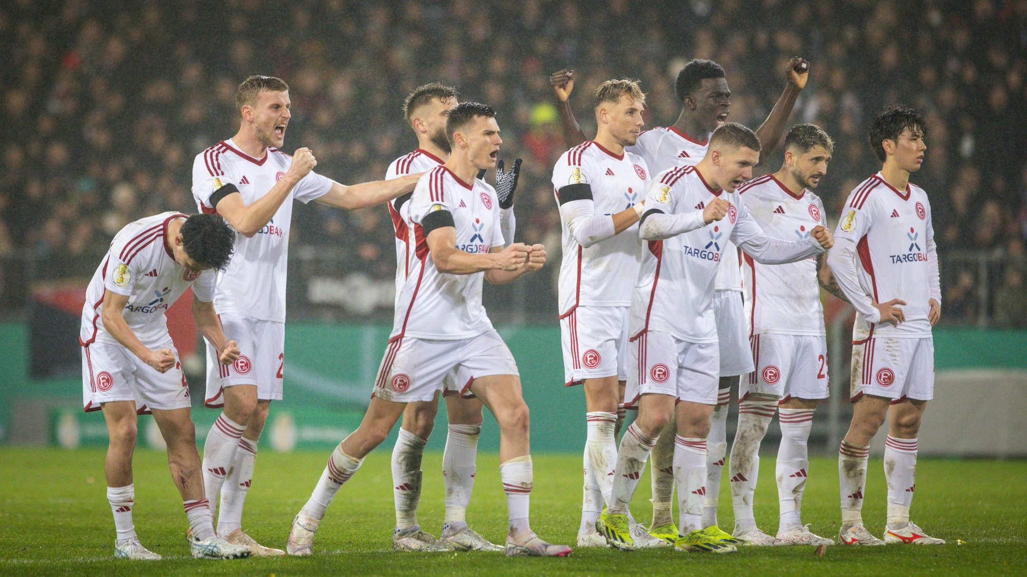 Die Mannschaft von Fortuna Düsseldorf jubelt.