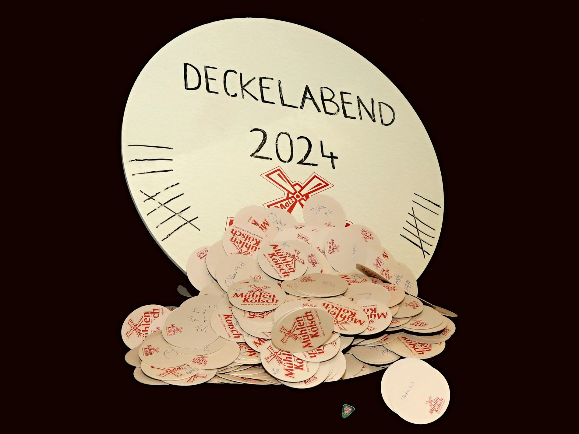 Tonne voller Bierdeckel in der Malzmühle.