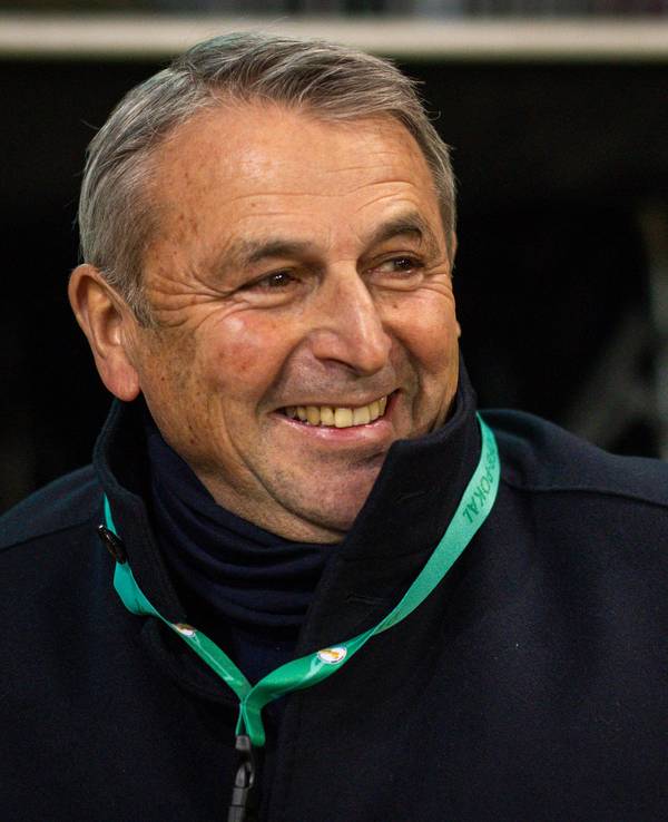 Fortuna Düsseldorfs Sport-Vorstand Klaus Allofs steht beim Pokal-Spiel beim FC St. Pauli lächelnd im Stadion.