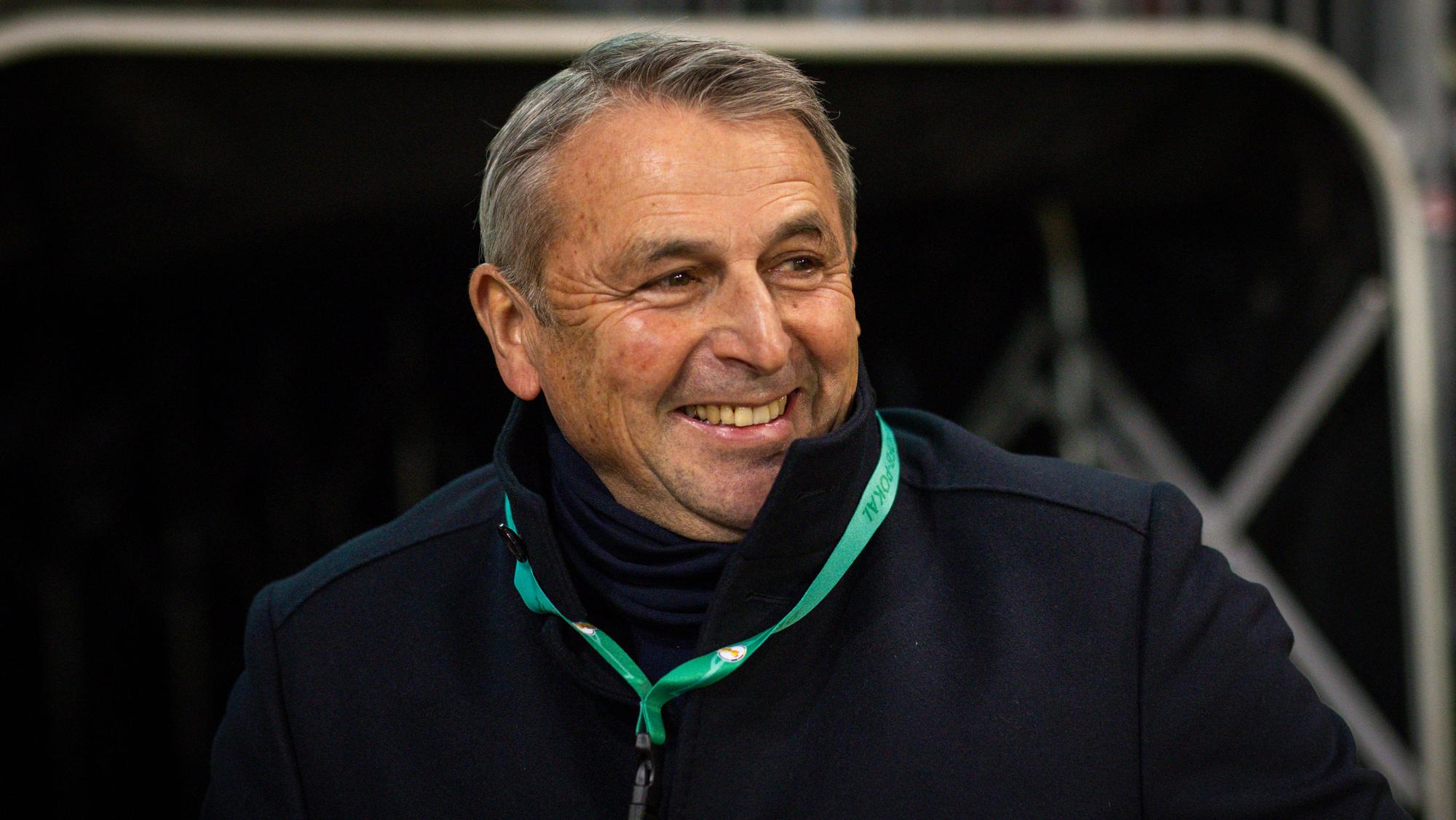 Fortuna Düsseldorfs Sport-Vorstand Klaus Allofs steht beim Pokal-Spiel beim FC St. Pauli lächelnd im Stadion.