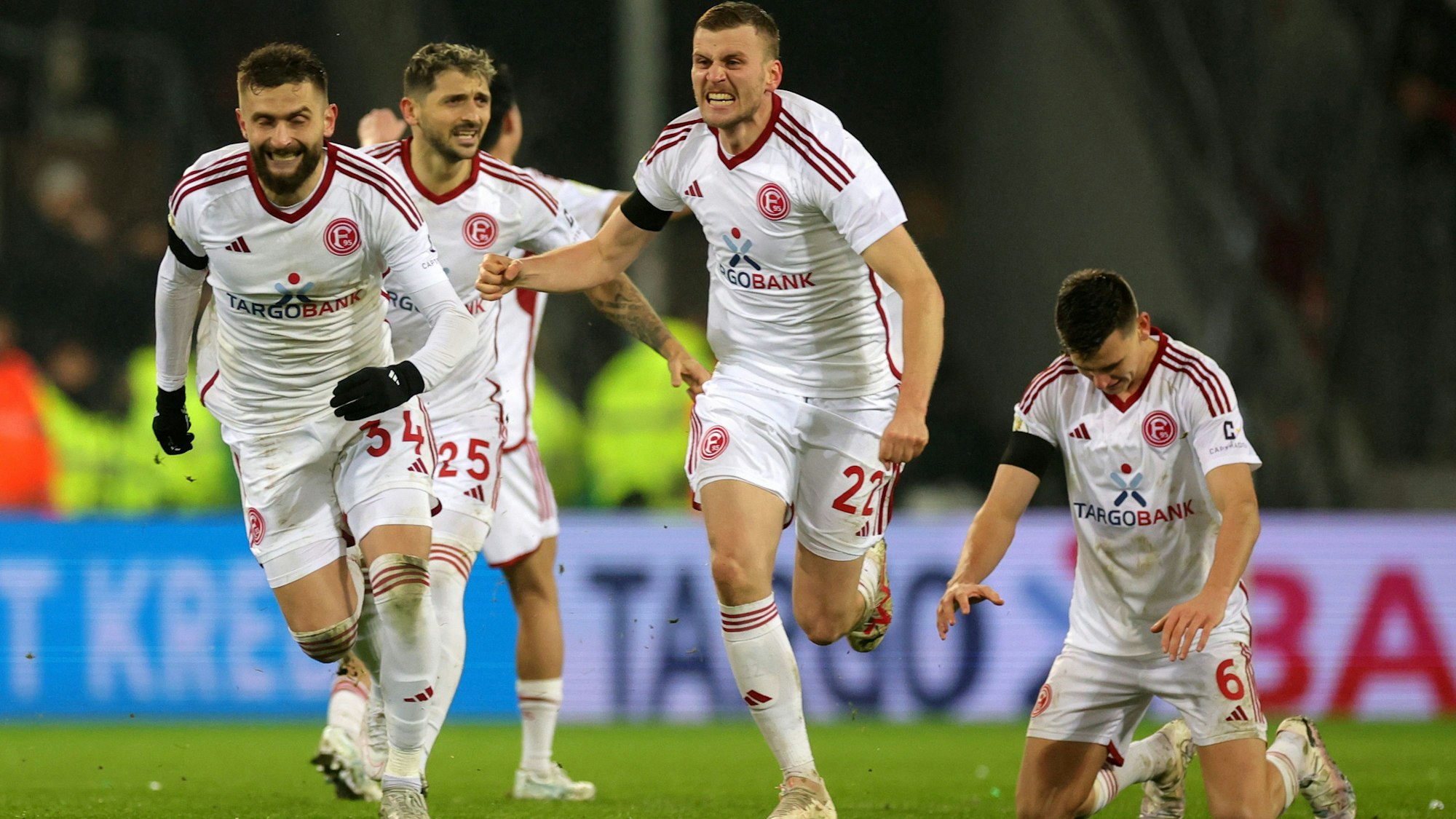 Die Profis von Fortuna Düsseldorf jubeln nach dem Viertelfinal-Sieg beim FC St. Pauli.